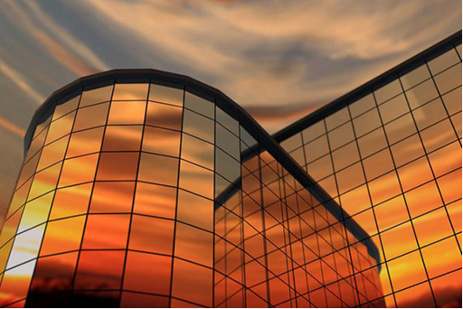 نمای کرتین وال فریم لس - غروب ساختمان با نمای شیشه ای